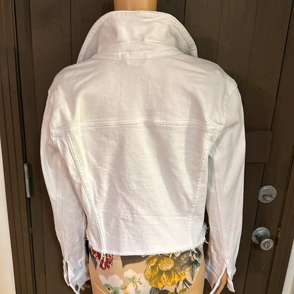 Holister white cropped trucker jacket with raw hem. Button closure/pockets - Picture 4 of 6